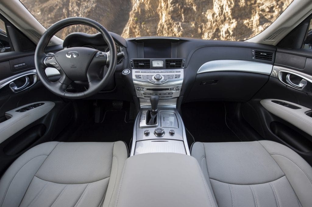 2017 INFINITI Q70 interior