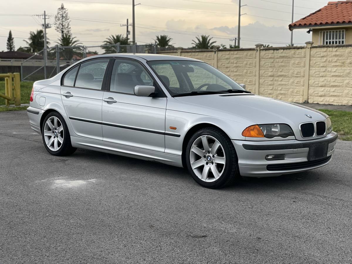 2001 BMW 325i exterior passenger side