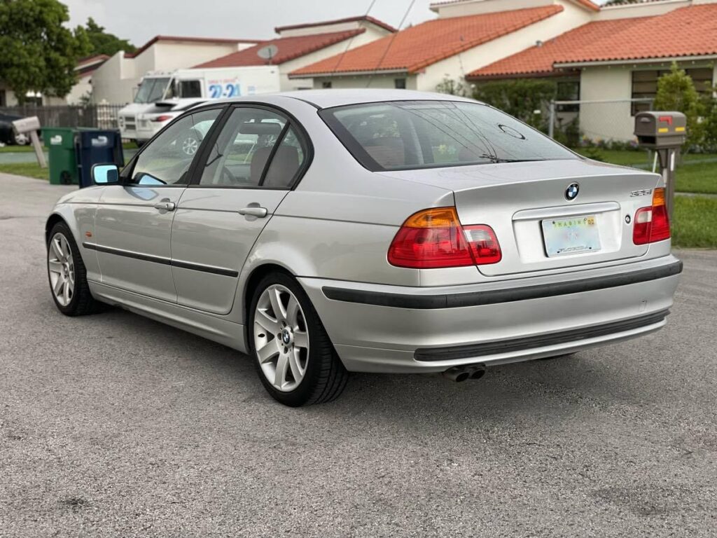 2001 BMW 325i exterior rear