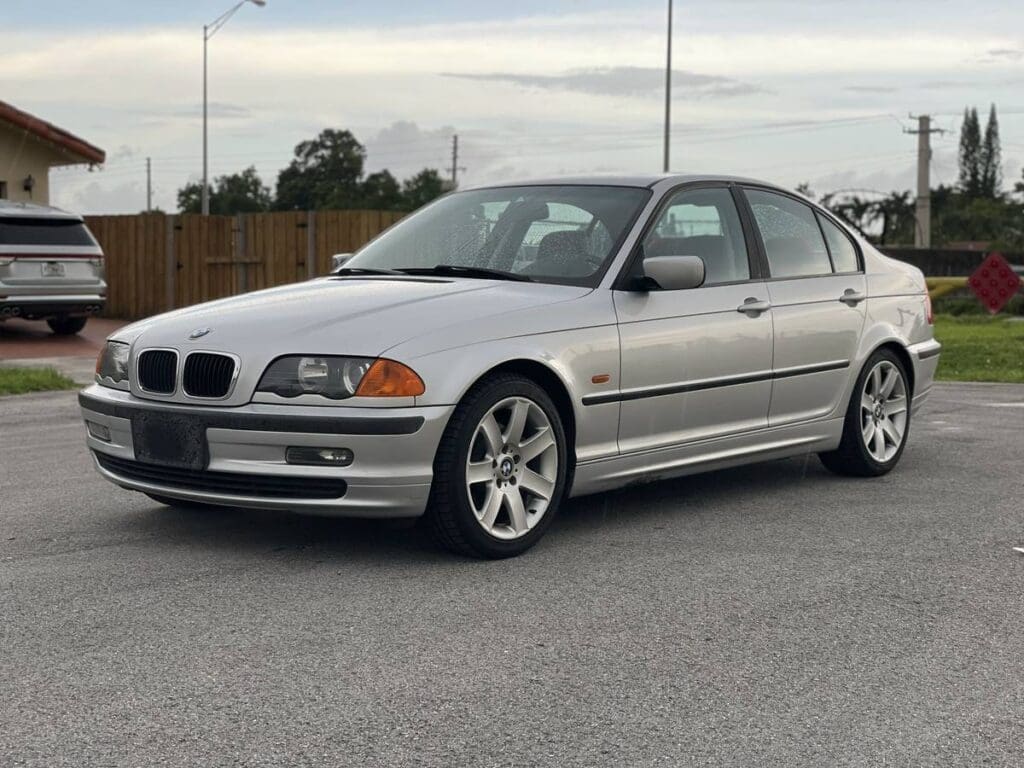 2001 BMW 325i exterior driver's side