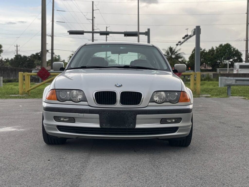 2001 BMW 325i exterior front