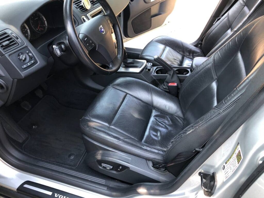 2005 Volvo V50 T5 driver's seat