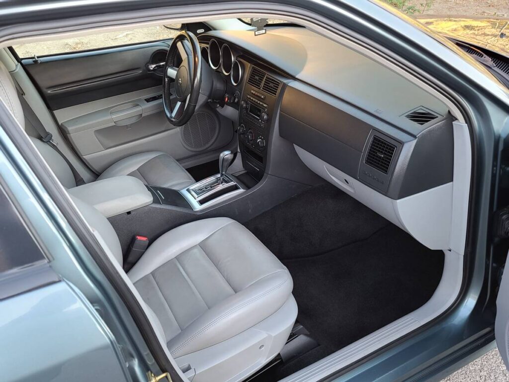 2006 Dodge Magnum R/T interior