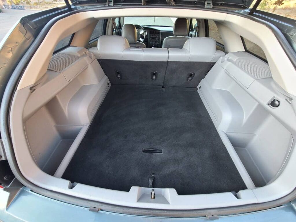 2006 Dodge Magnum R/T cargo area