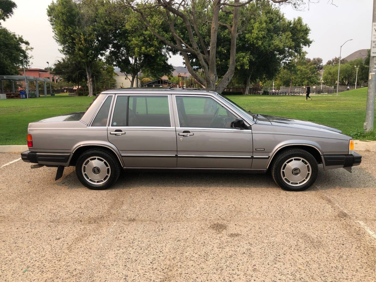 1985 Volvo 760 Turbo sedan passenger side