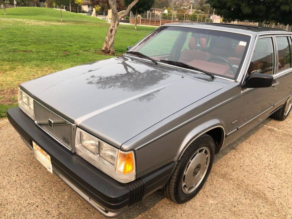1985 Volvo 760 Turbo sedan front