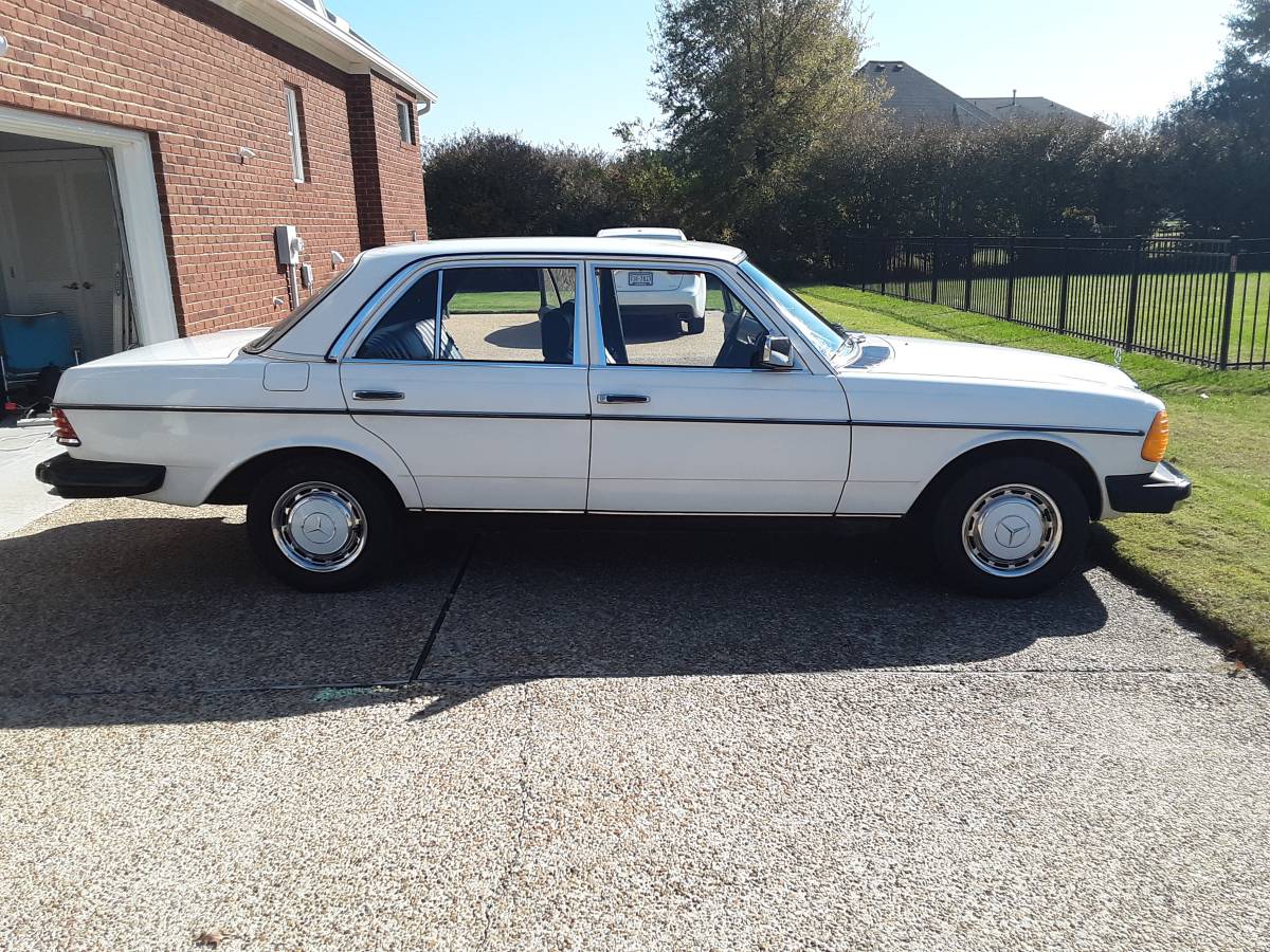 1981 Mercedes-Benz 300D passenger side