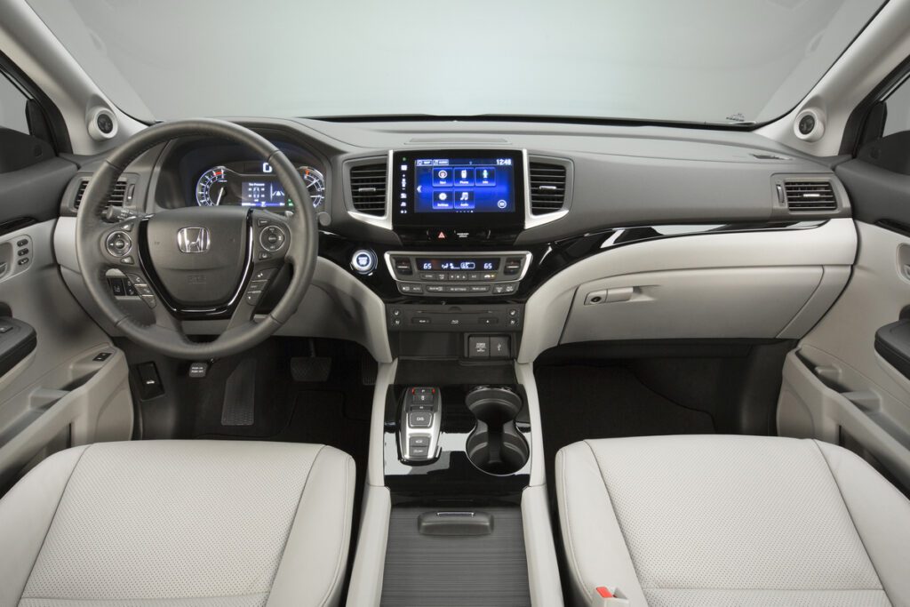 2016 Honda Pilot interior front seats and dashboard