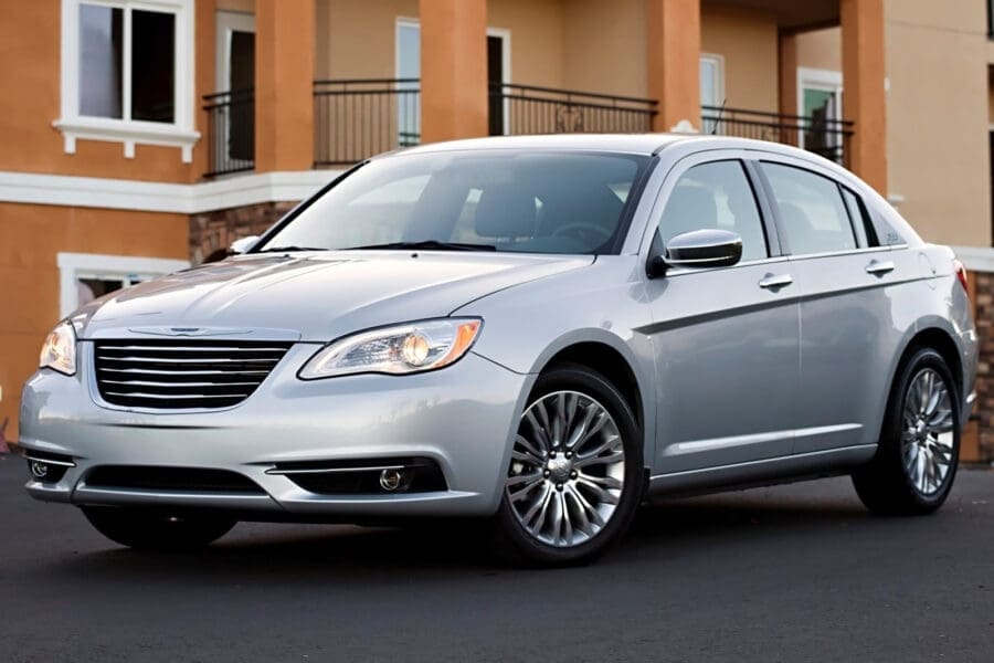 2013 Chrysler 200 Sedan Limited exterior front three-quarter view