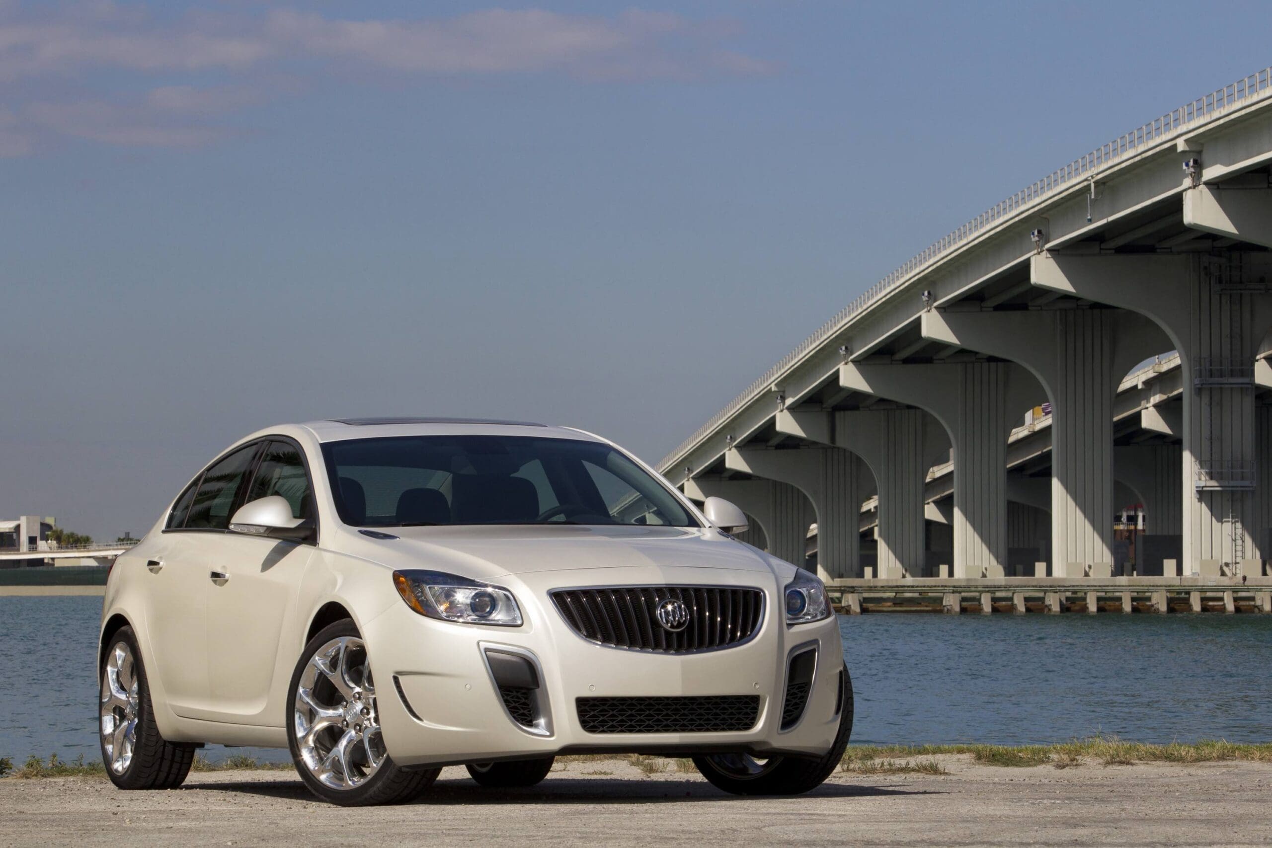 2013 Buick Regal GS exterior front three-quarter view