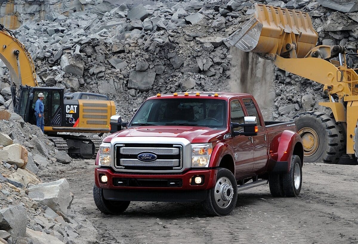 2015 Ford F-450 Super Duty exterior front three-quarter view