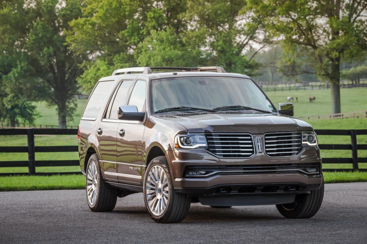 2015 Lincoln Navigator exterior front three-quarter view