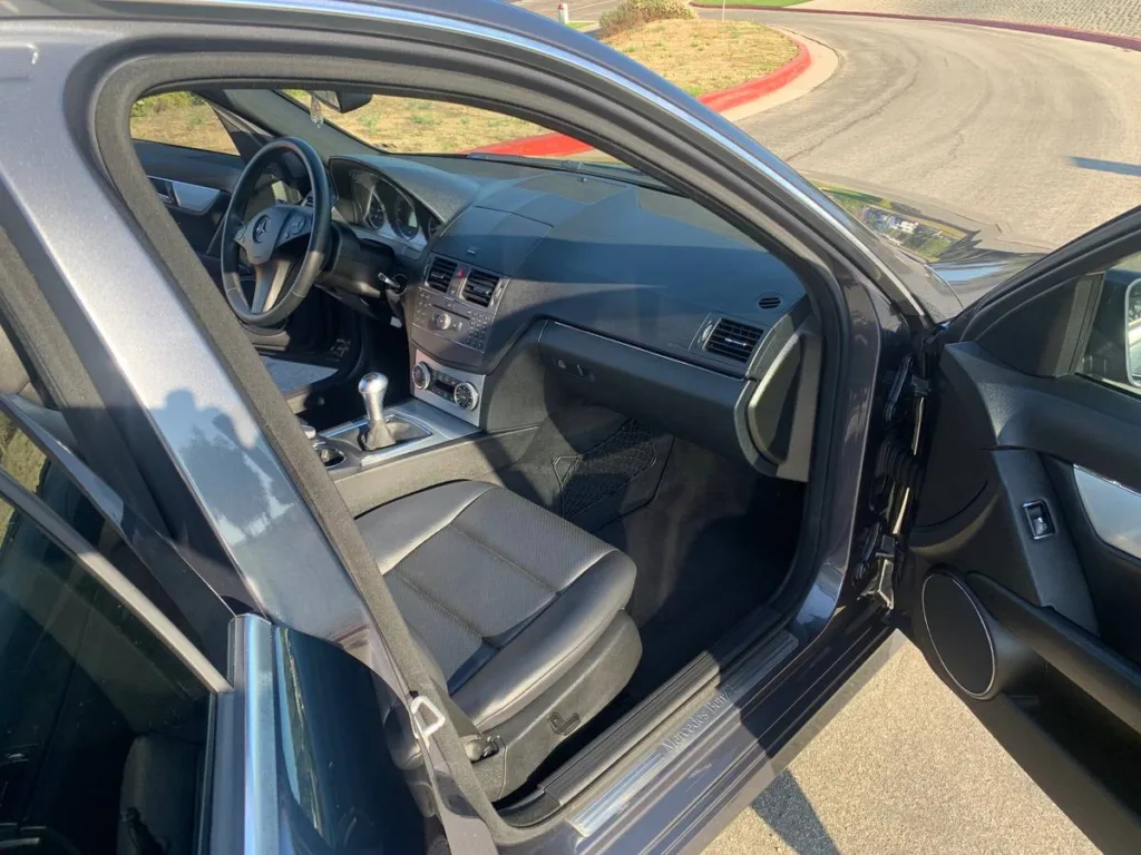 2010 Mercedes-Benz C300 interior passenger's side