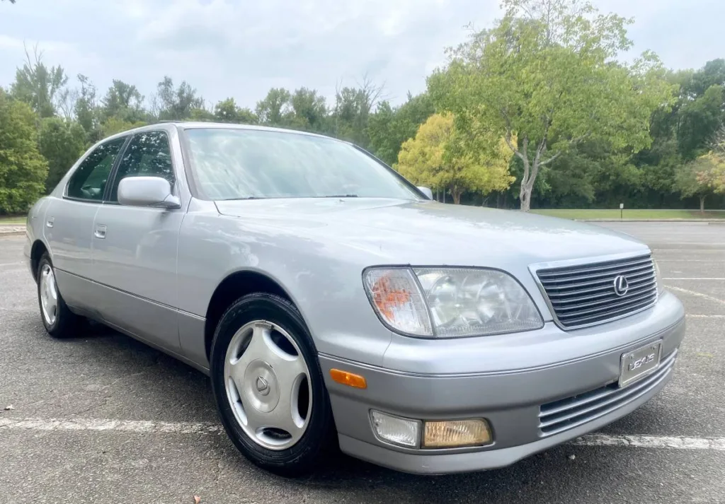 1999 Lexus LS 400 exterior front three-quarter view