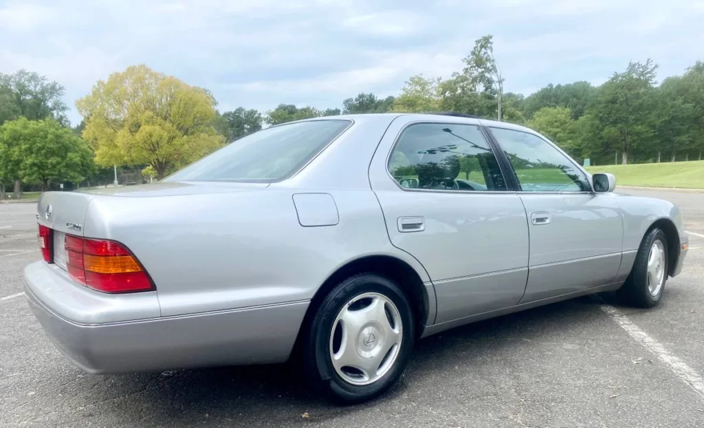 1999 Lexus LS 400 exterior rear three-quarter view