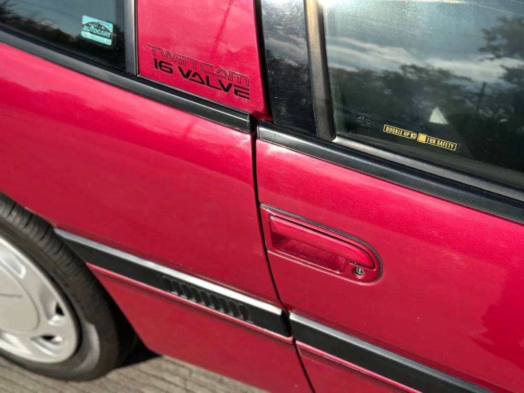 1992 Plymouth Laser close up of 16-valve sticker
