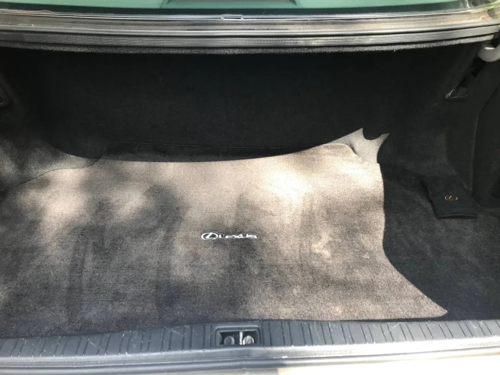 1999 Lexus LS 400 trunk
