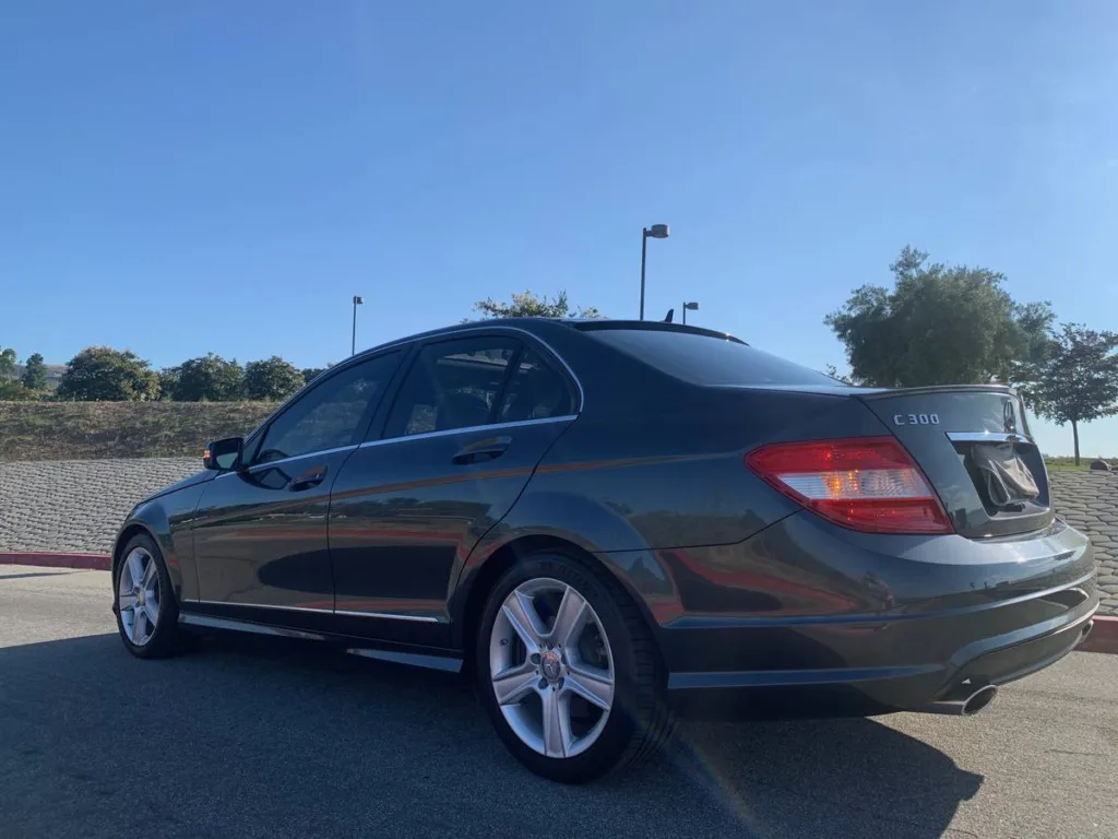 2010 Mercedes-Benz C300 exterior rear three-quarter view