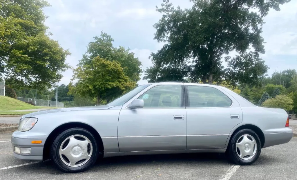 1999 Lexus LS 400 exterior side view