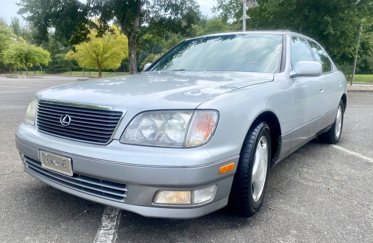 1999 Lexus LS 400 exterior front three-quarter view