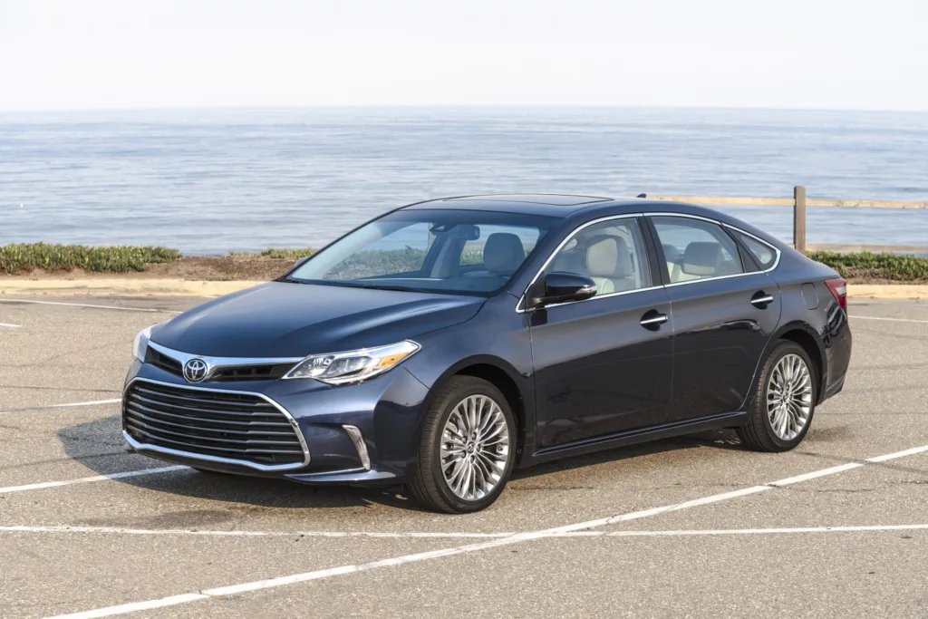 2016 Toyota Avalon exterior front three-quarter view