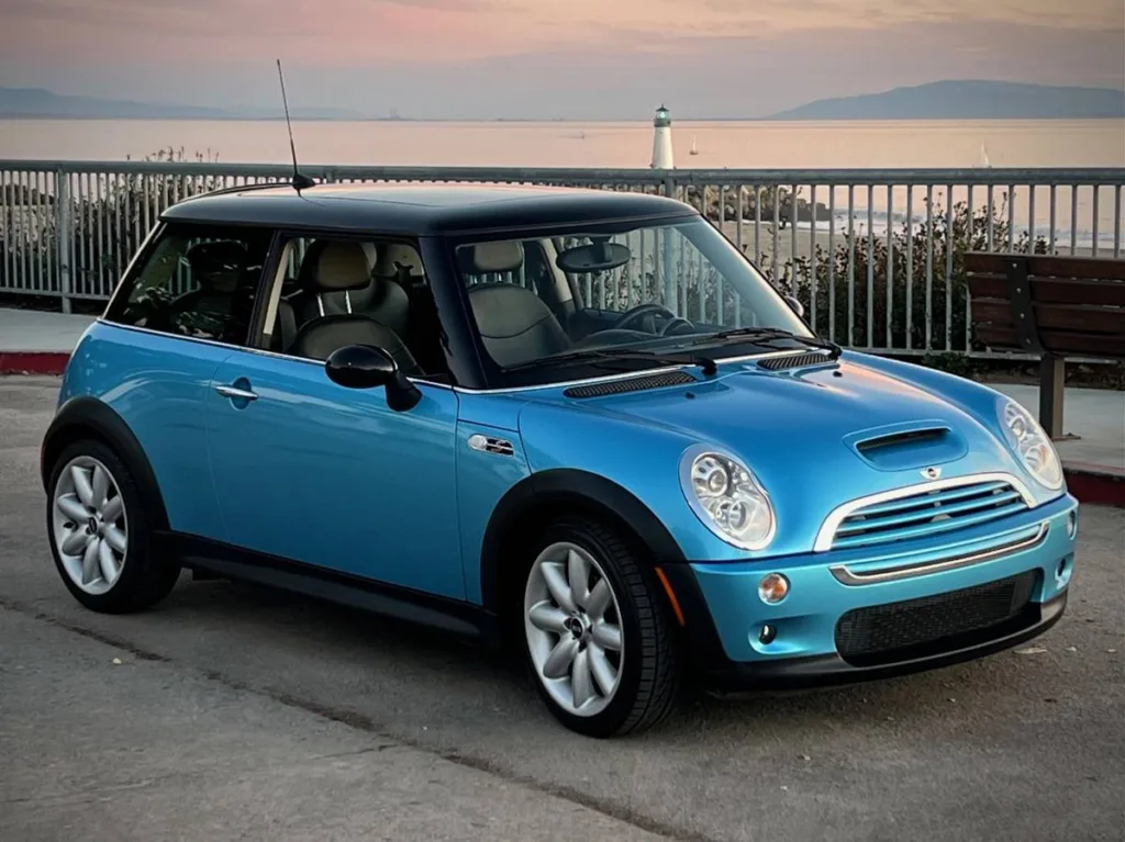 2005 Mini Cooper S exterior front three-quarter view