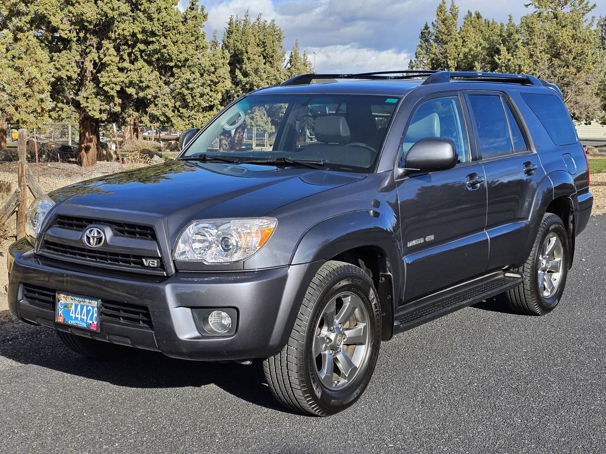 2007 Toyota 4Runner exterior front three-quarter view