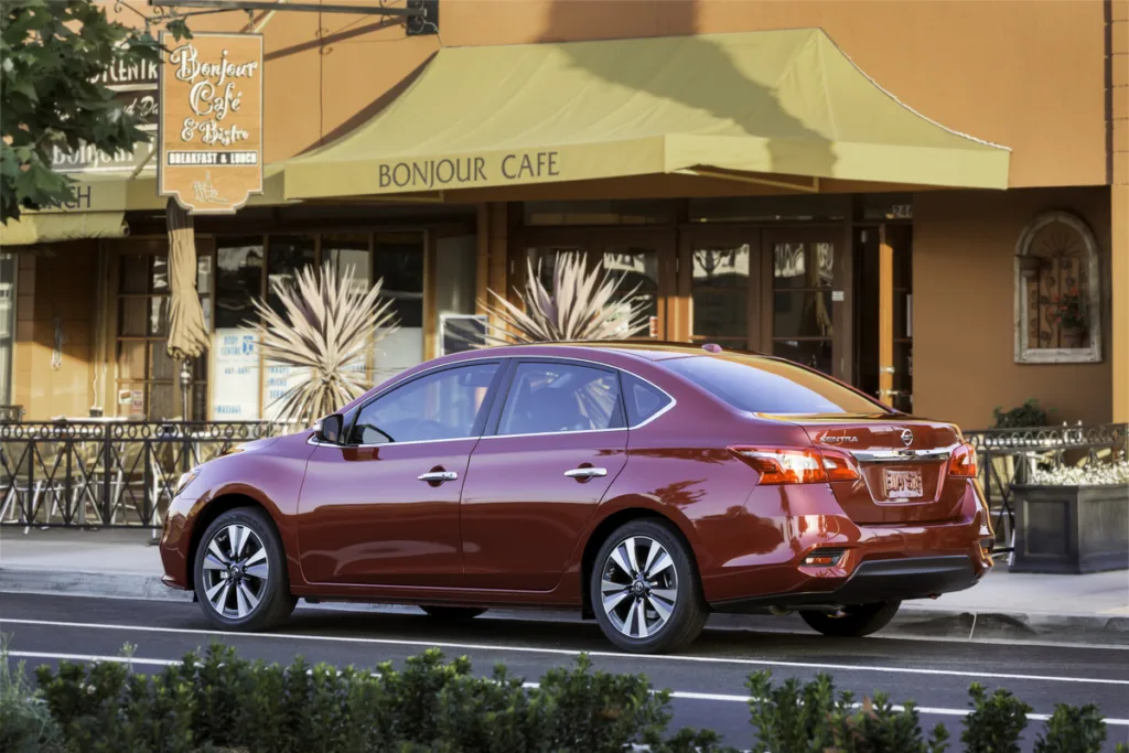 2016 Nissan Sentra exterior rear three-quarter view