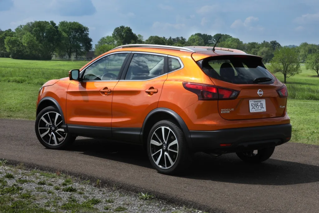 2017 Nissan Rogue Sport exterior rear three-quarter view