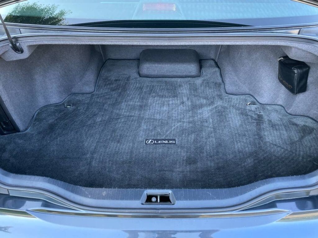 2004 Lexus LS 430 interior trunk